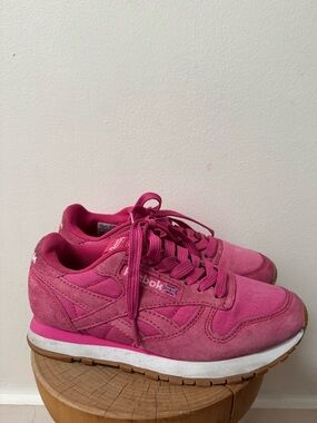 Reebok pink suede classic women’s size 6